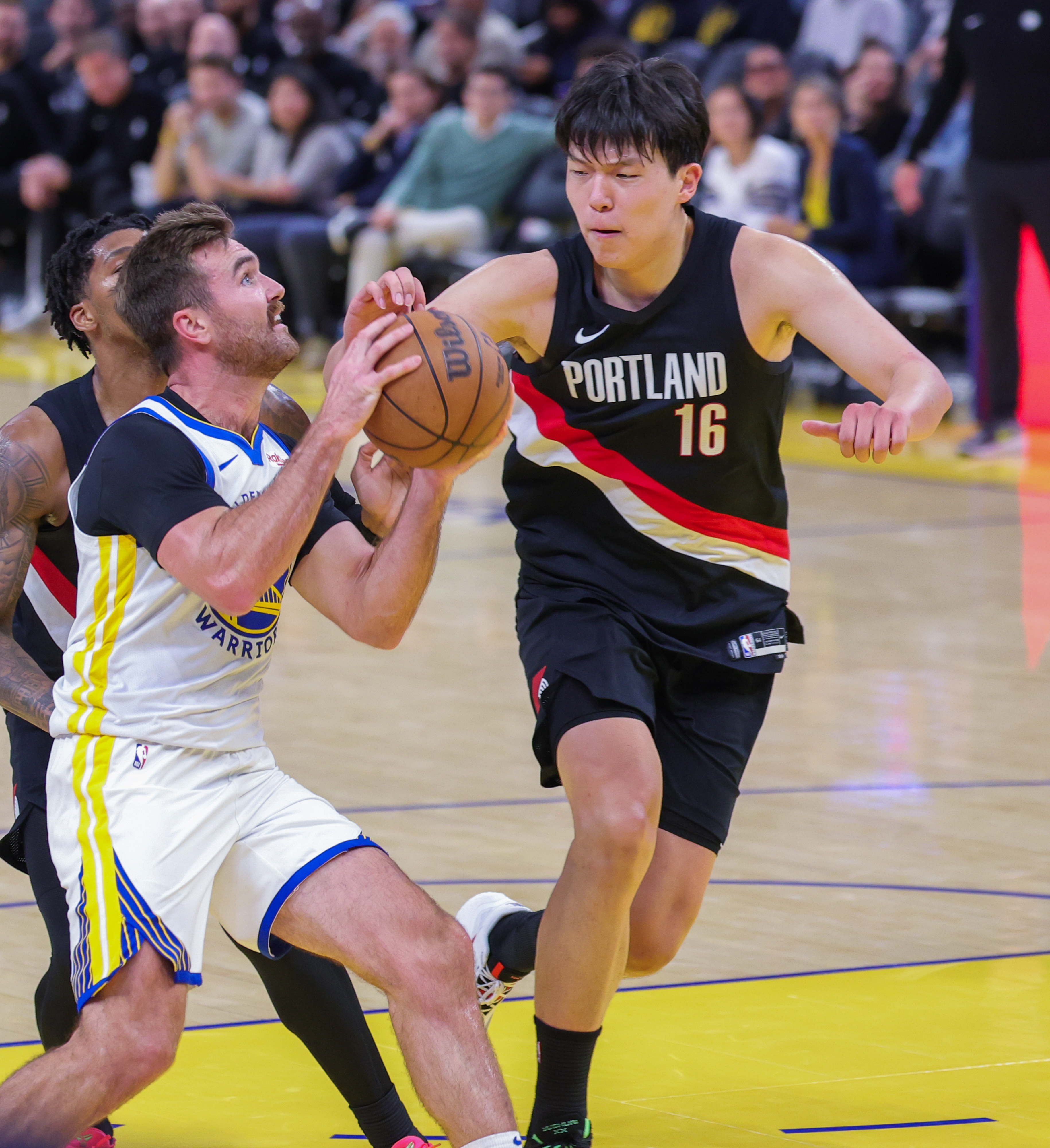九游官网首页-转会期金州勇士防线松动：NBA总决赛节点到来，气氛紧张，团队化学反应显著的简单介绍